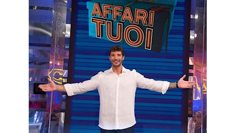 Pausa per Stefano De Martino: Affari Tuoi stasera 14 novembre non va in onda