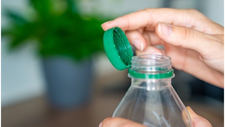 Bottiglie di plastica rivoluzionate nel 2025, dopo il tappo attaccato un'altra legge obbliga le aziende