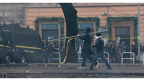 La manifestazione pro Palestina a Roma sfocia in guerriglia urbana