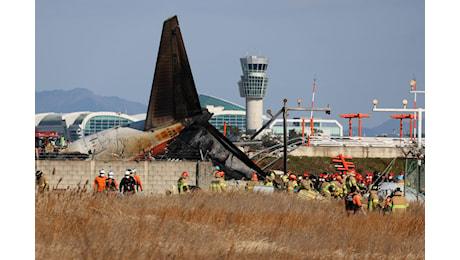 Corea del Sud, aereo con 181 persone a bordo si schianta in atterraggio