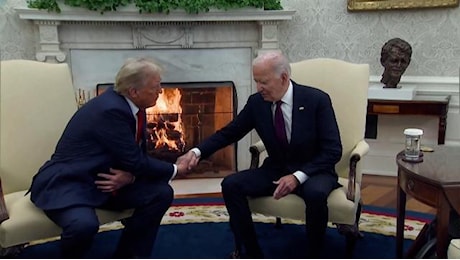 Biden riceve Trump alla Casa Bianca: la stretta di mano davanti al caminetto