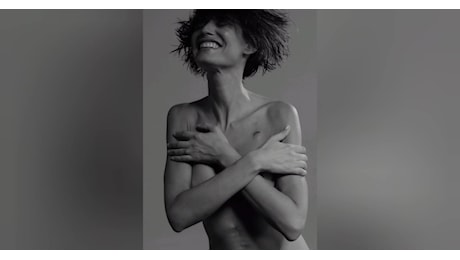 Bianca Balti nuda con cicatrici in vista e caschetto corto prima di iniziare la chemio per il suo tumore al terzo stadio - VIDEO