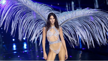 Victoria's Secret fashion show 2024: gli Angeli in passerella, da Vittoria Ceretti a Gigi Hadid e Carla Bruni. Le foto