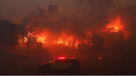 Video. Incendio mortale e devastante a Los Angeles