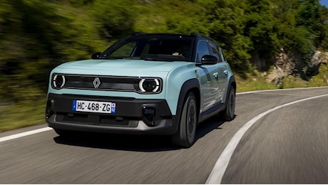 Renault 4 elettrica: spaziosa e divertente, ecco come va