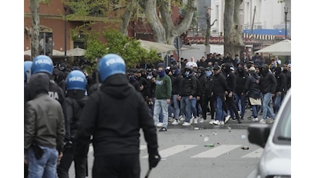 Roma, scontri prima del derby: sono 24 gli agenti feriti. Un arresto differito