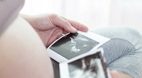 Reddito di maternità, mille euro al mese alle donne per non abortire. Cosa dice la proposta di legge e chi potrà riceverli