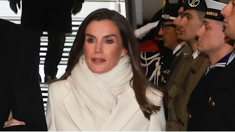 Letizia di Spagna incanta con un look total white aristocratico e puro per il viaggio in Italia