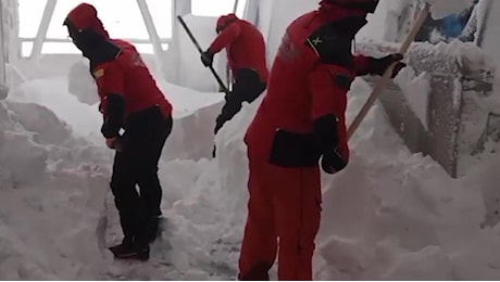 Il Vallone dell’Inferno: canaloni e strapiombi, ecco dove sono intrappolati i due escursionisti sul Gran Sasso