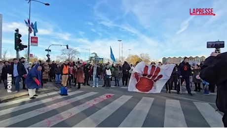 VIDEO Serbia, manifestanti chiedono giustizia per le vittime del crollo del tetto