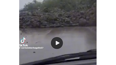 Alluvione, frana parte della Timpa di Acireale: “Strada invasa” VIDEO