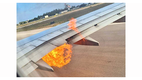 Motore in fiamme, terrore sull'aereo Ryanair diretto a Torino Caselle