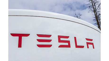 Tesla: consegne veicoli in calo nel full year 2024