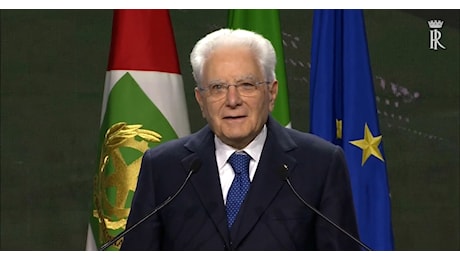 Mattarella all’Anci, standing ovation e oltre un minuto di applausi per il presidente della Repubblica