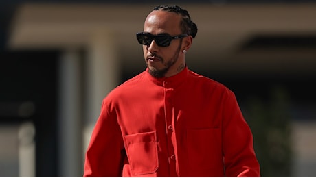 Lewis Hamilton ha trascorso il suo ultimo weekend in Mercedes con un look in stile Ferrari