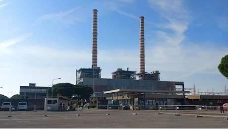 Piombino, abbattute le vecchie ciminiere alte 195 metri dell’ex centrale Enel