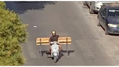 Ruba una panchina al parco, poi l'incredibile fuga in scooter per le vie della città