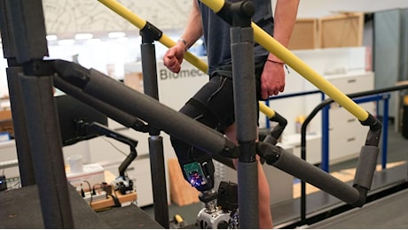 Prima gamba bionica interamente guidata dal cervello (e non da un algoritmo) fa camminare 7 pazienti amputati