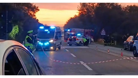 Scende dall'auto per aiutare 2 ragazze e muore