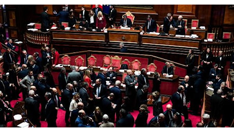 La manovra è legge, scintille in Aula al Senato. Stipendi, pensione a 64 anni, tasse, detrazioni e auto aziendali: la nuova legge di Bilancio in pillole