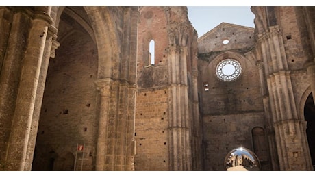 Atmosfera senza tempo per l’apertura di Giubileo di Luce, la straordinaria installazione di Helidon Xhixha che illumina gli spazi dell’Abbazia di San Galgano