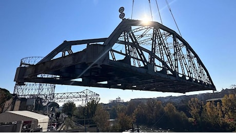 Smontato il ponte dell'Industria: sarà più largo per pedoni e bici. Fine lavori entro il 31 dicembre