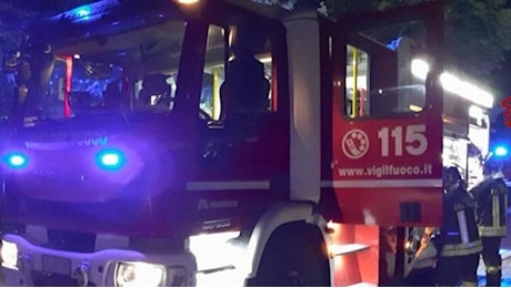 Incendio a Milano, a fuoco un capannone occupato da senzatetto: molti sono fuggiti, si cercano persone all'interno