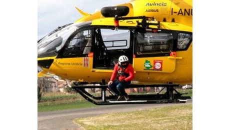 Si sente male, 24enne portata in ospedale in elicottero: è in terapia intensiva