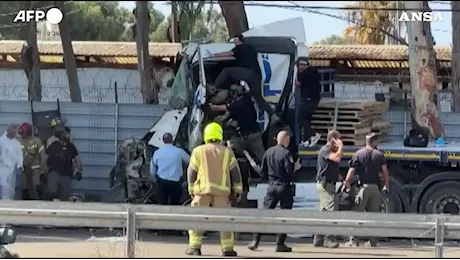 Attentato a Tel Aviv, camion contro passanti alla fermata del bus