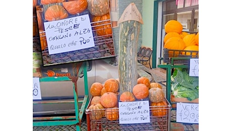 Il Pulcinella di Pesce continua a far ridere: fruttivendolo realizza scultura di zucca