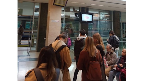 Asti, treni per Torino fermi in stazione in attesa di bus sostitutivi