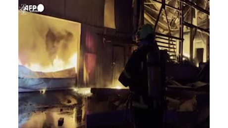 Kiev, i vigili del fuoco cercano di domare le fiamme dopo gli attacchi russi