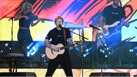 Ed Sheeran fa ballare Lucca, tutti a ritmo della superstar britannica