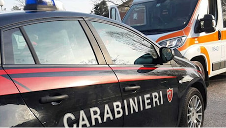 Incidente coinvolge tre veicoli, auto fuori strada: un ferito in codice rosso