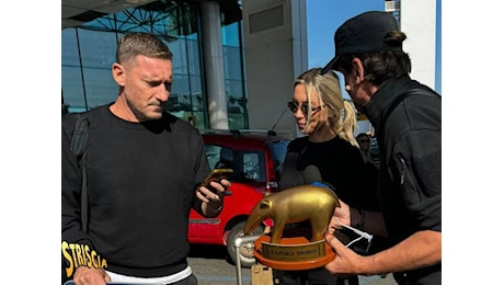 Tapiro d'oro a Francesco Totti per la vicenda Marialuisa Jacobelli. Ma il Pupone rifiuta la statuetta