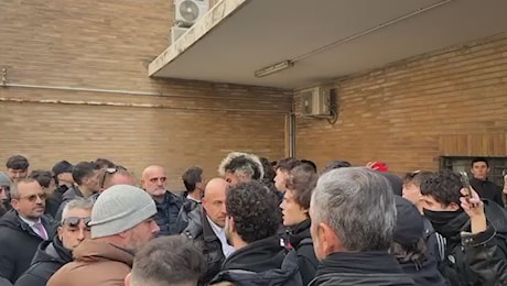 Fuori fascisti da Università, cori contro delegazione Fratelli d'Italia alla Sapienza - Video