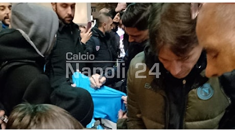 Napoli arrivato a Genova, c'è Kvara! Accoglienza magnifica, bel gesto degli azzurri | VIDEO ESCLUSIVO