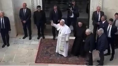Papa Leone XIV, visita a sorpresa a Genazzano: l'arrivo in piazza visto dalle finestre