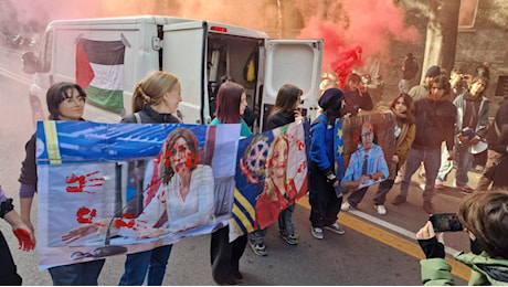 FOTO | VIDEO | Corteo contro il governo, a Bologna vernice su Meloni e fiamme al simbolo della Nato