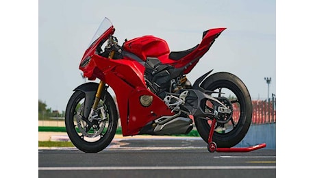 Ducati, debutta la nuova Panigale V4 S 2025: sempre più vicina a una MotoGP