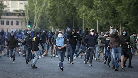 Lazio-Roma, scontri tra polizia e tifosi biancocelesti: idranti in azione a Ponte Milvio