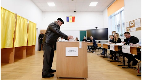 Alle elezioni in Romania sinistra in vantaggio, ma l’estrema destra di Georgescu avanza agli exit poll