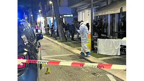 Accoltella 4 persone in strada. Carabiniere spara e lo uccide