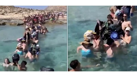 In Grecia, turisti costretti a scendere da una nave per raggiungere una spiaggia a nuoto con gli zaini in testa