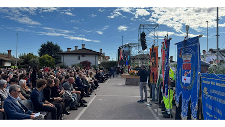 Migliaia ai funerali di Sammy Basso: Mi spiace non potervi consolare La mamma: I suoi organi donati alla scienza