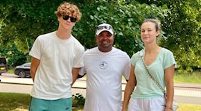 Anna Kalinskaya e Jannik Sinner, la coppia che fa impazzire Wimbledon: la prima foto ufficiale e gli occhi dolci in tribuna