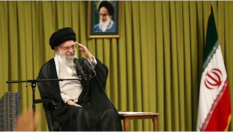 La promessa di Khamenei: I nemici riceveranno una risposta severa. Coordinamento con le milizie in Iraq per la risposta a Israele