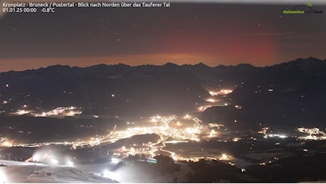 L'aurora boreale ha illuminato le Dolomiti nella notte di Capodanno