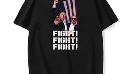 In vendita su Amazon le magliette con la foto dell'attentato a Trump