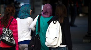 Picchiano le figlie perché non sono brave musulmane, genitori fuggono dopo la condanna